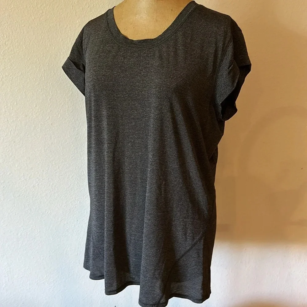Lululemon sz 8 grey athletic short sleeve shirt great pre owned condition
